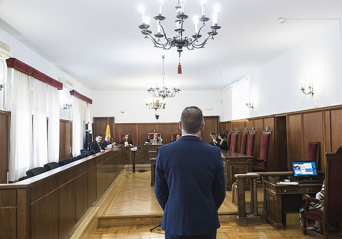 El procesado rechaza haber agredido y abusado sexualmente de sus hijastras.