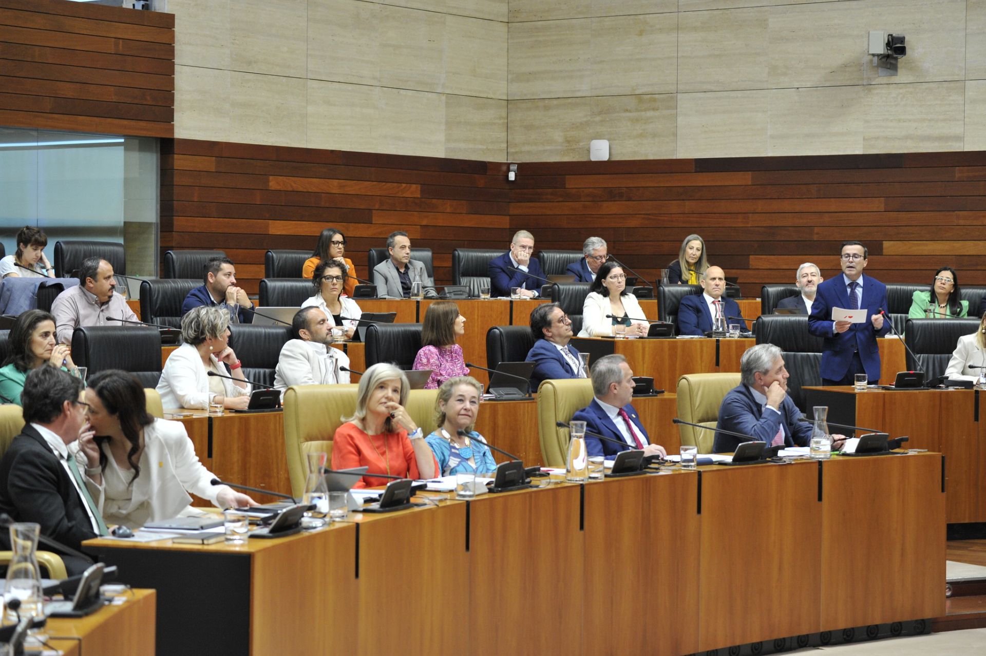 Así ha sido la llegada de Miguel Ángel Gallardo a su primer Pleno en la Asamblea de Extremadura