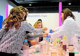 Menores en una feria de ciencias.
