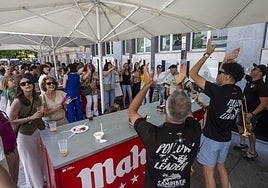 Ambiente de la feria de día este viernes en la calle San Pedro de Alcántara con la charanga Follow the leader.