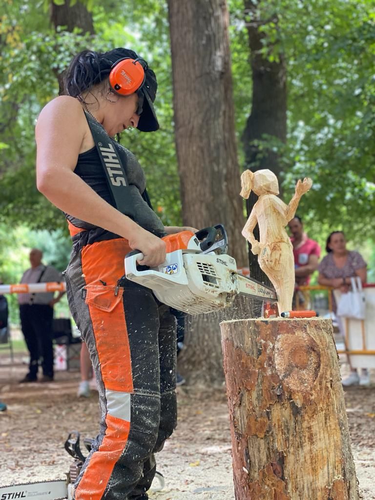 Fotos | Lupe Arévalo, campeona de talla con motosierra