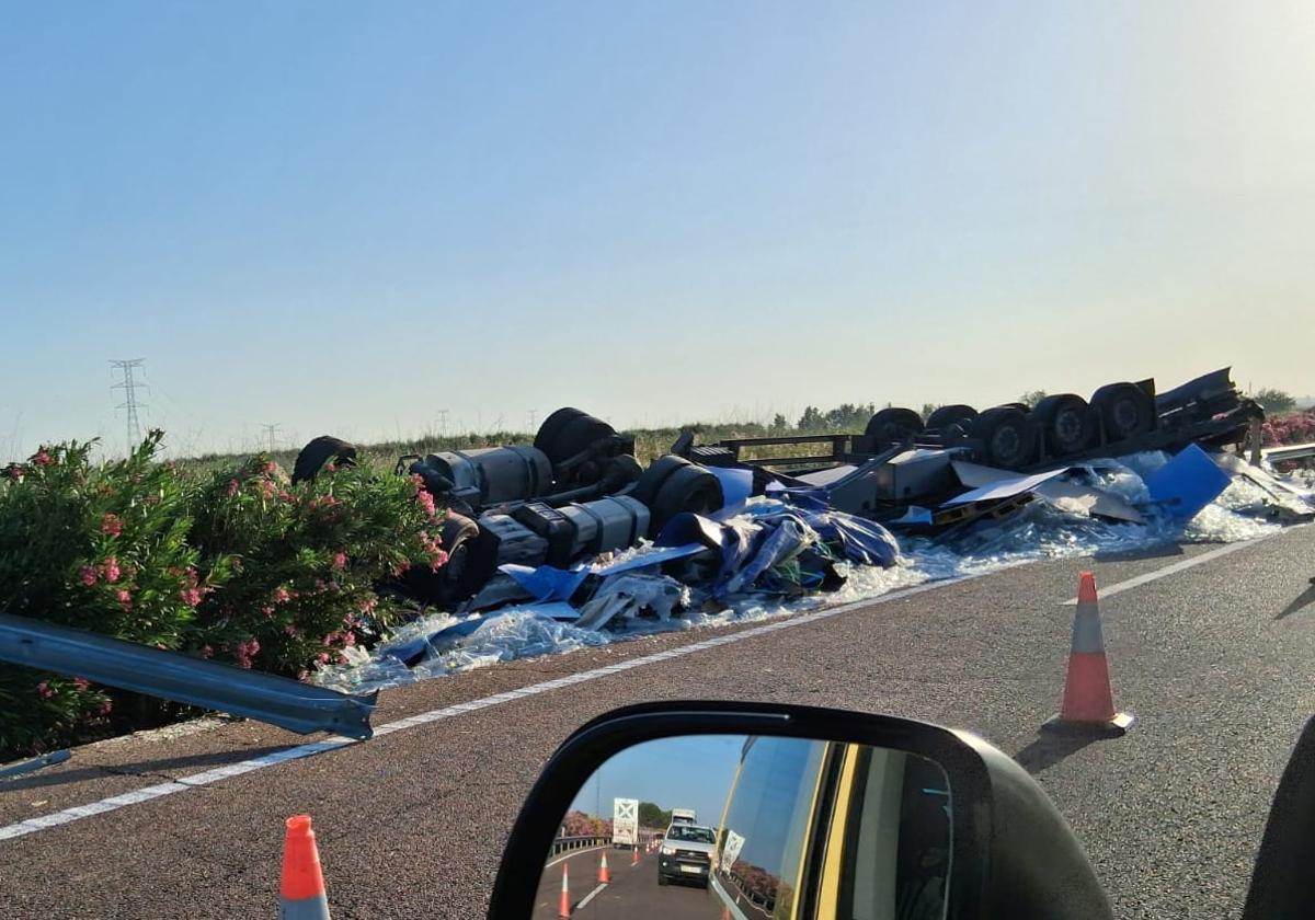 Parte del camión y la carga han quedado sobre la calzada ocupando el carril izquierdo en sentido Madrid, imposibilitando la circulación sobre el mismo.