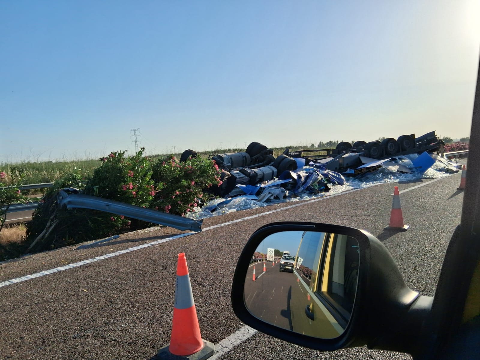 Fotos | Así ha quedado el camión accidentado en la A-5 en Extremadura
