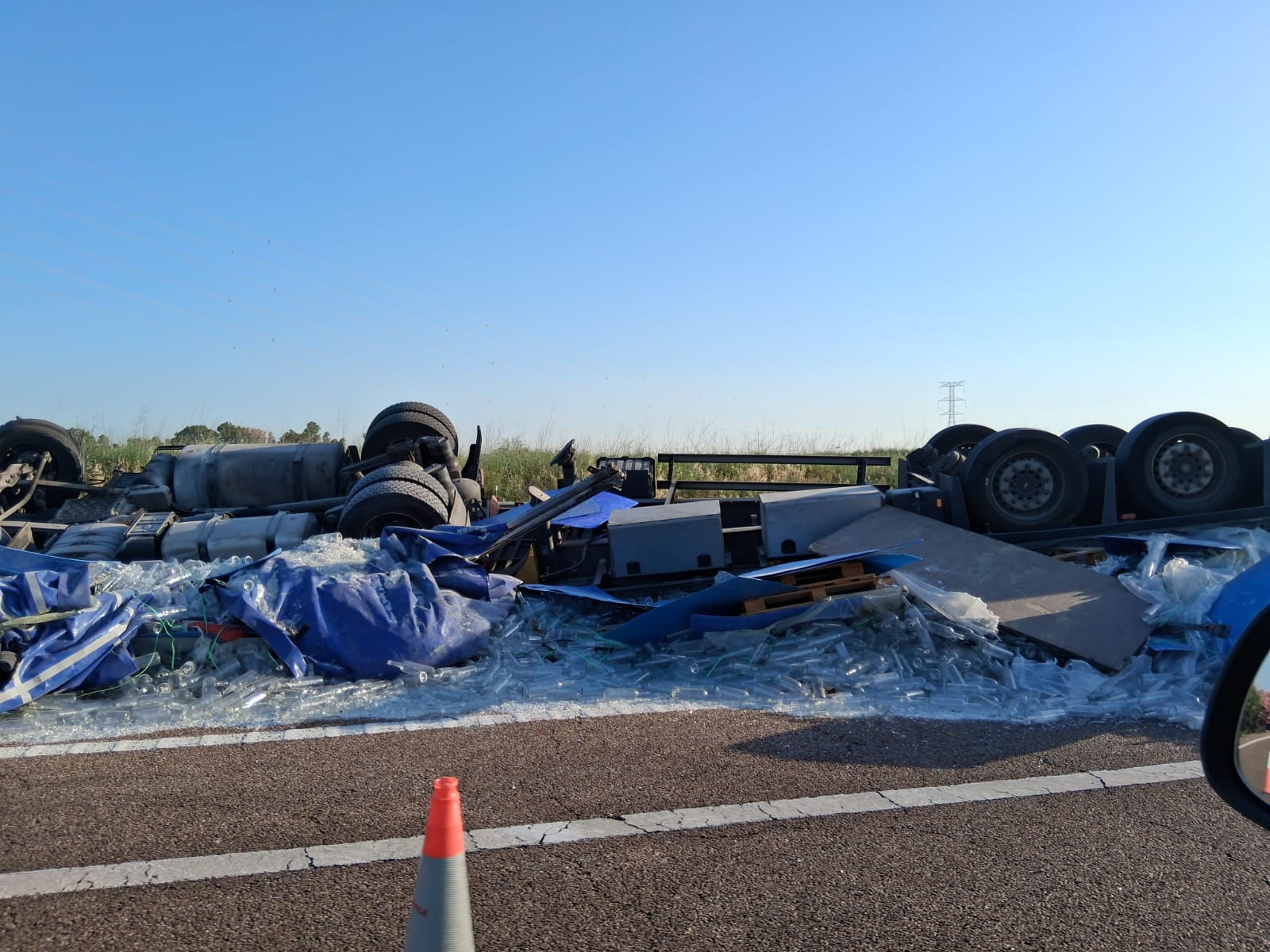 Fotos | Así ha quedado el camión accidentado en la A-5 en Extremadura