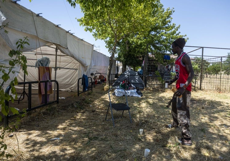 Campamento de ambulantes africanos en el recinto ferial.