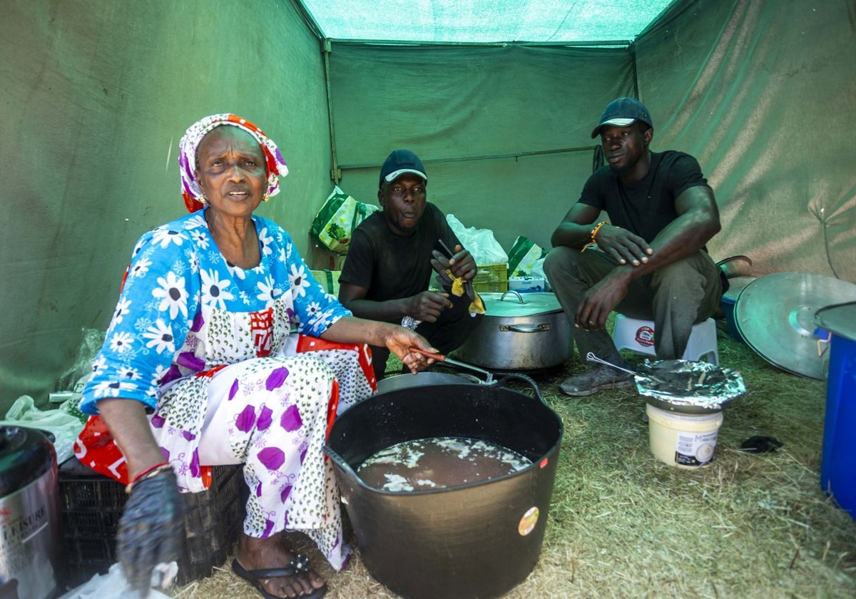 La senegalesa Mami cocina para los vendedores ambulantes africanos que trabajan en la feria de Cáceres.