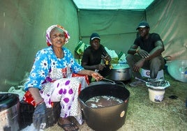 La senegalesa Mami cocina para los vendedores ambulantes africanos que trabajan en la feria de Cáceres.