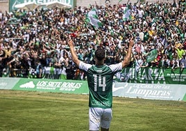 Adri Pérez celebra con los aficionados del Cacereño la remontada que dio el pase a la final ante el Ávila.