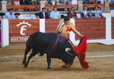 El calor obliga a modificar los horarios de los toros en Cáceres y el fútbol y los conciertos en Mérida