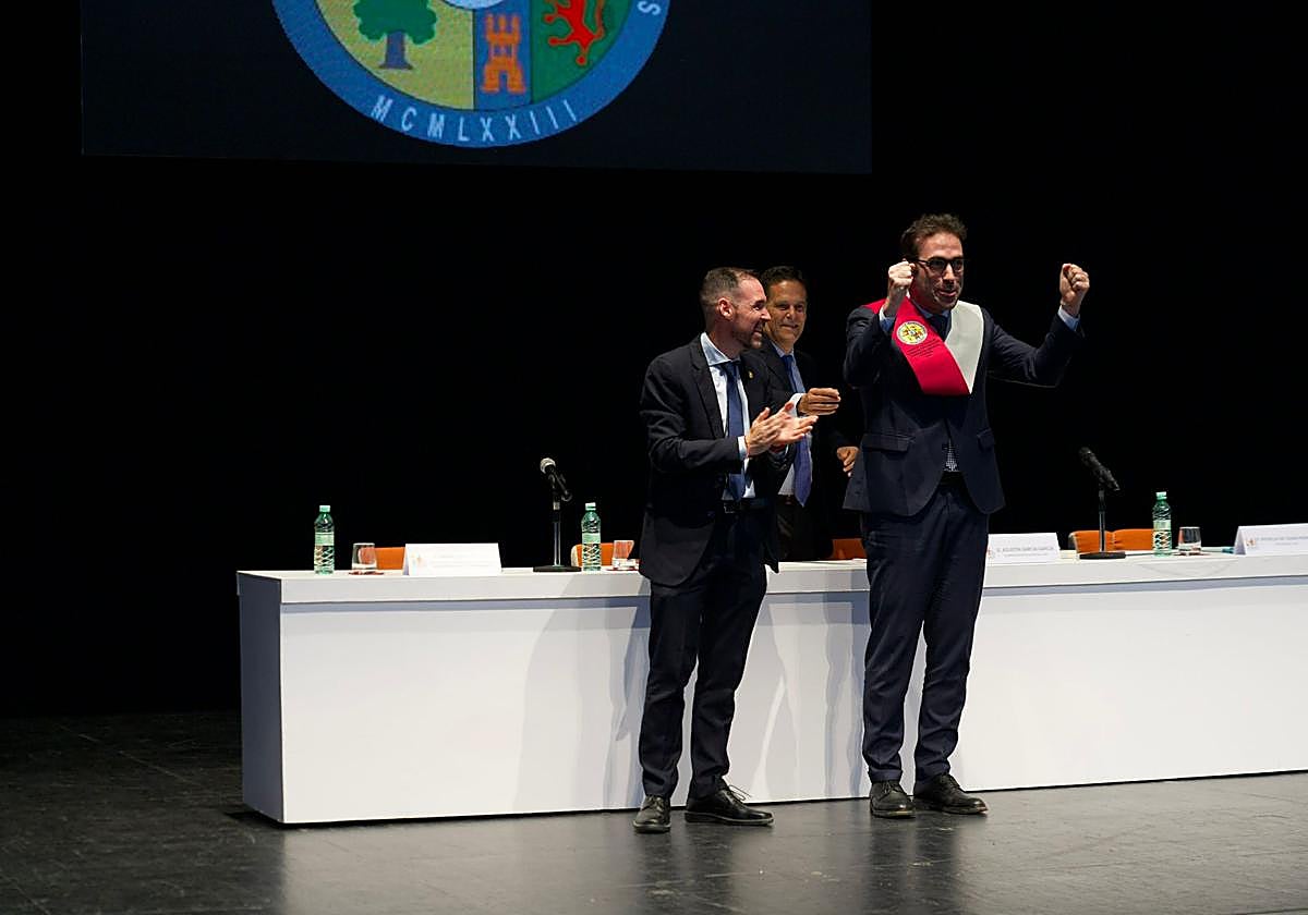 Fotos | El ministro extremeño Carlos Cuerpo ejerce de padrino en la UEx