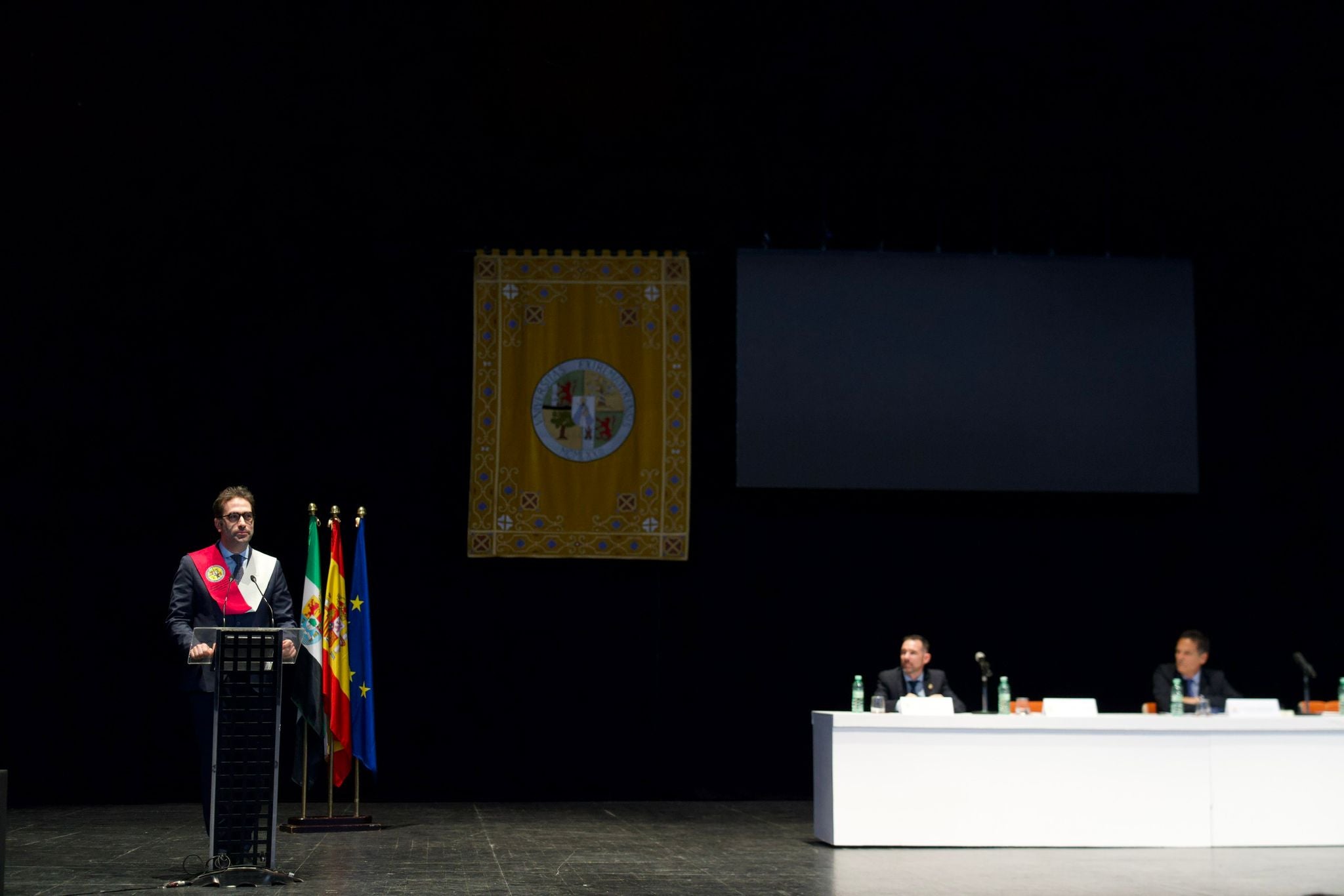 Fotos | El ministro extremeño Carlos Cuerpo ejerce de padrino en la UEx