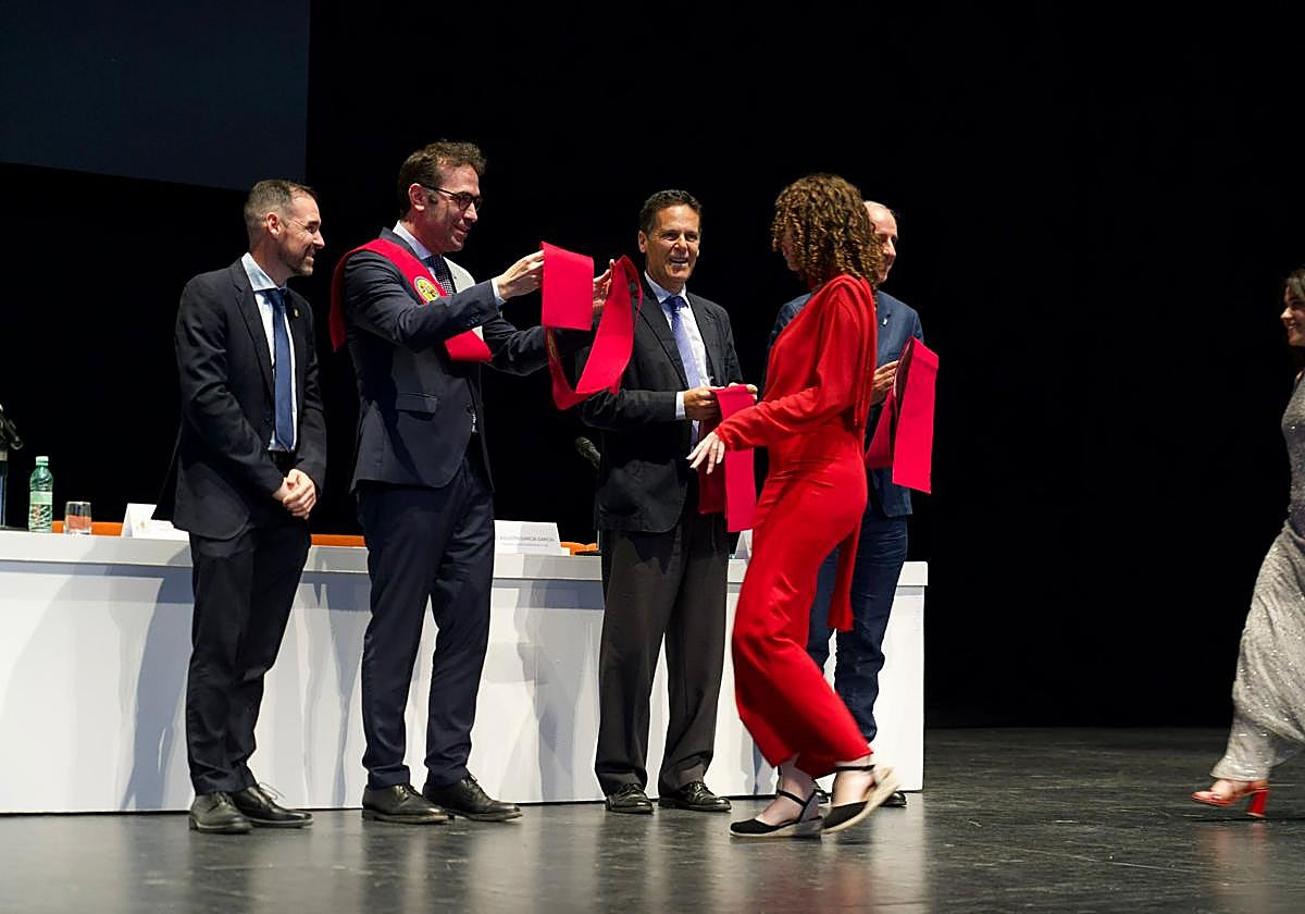 Carlos Cuerpo impone la banda a una de las graduadas este viernes en Badajoz.