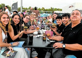Juan Carlos Hernández comiendo junto a toda su familia en la Champions Burguer.