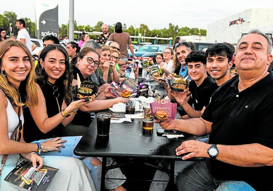 Juan Carlos Hernández comiendo junto a toda su familia en la Champions Burguer.