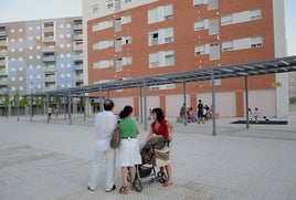 Vecinos de Cerro Gordo en una de las plazas del barrio.