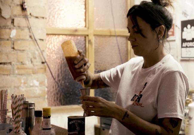 Jara Jiménez en plena preparación de uno de sus cócteles más castizos, el Bloody Mary.