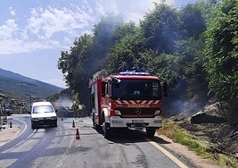 Fotos | Así han sofocado las llamas de un turismo los bomberos de Plasencia
