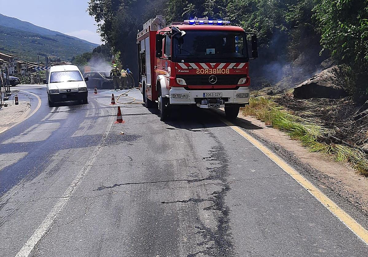 Fotos | Así han sofocado las llamas de un turismo los bomberos de Plasencia
