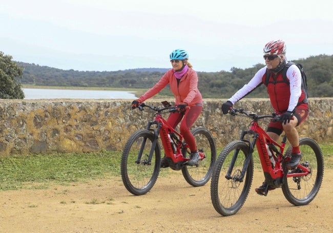Cornalvo tiene senderos propicios para el ciclismo de montaña o gravel.