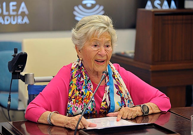 Lola Dorado, presidenta de la Asociación ELA de Extremadura, este viernes en la Asamblea.