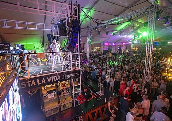 La hora de afluencia de público a las casetas del recinto ferial se ha retrasado especialmente este año por la ola de calor.