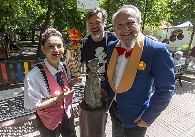 Isabel Hurtado y los hermanos Antonio y Miguel Pino, este viernes con Peneque junto a la estatua del muñeco en Cánovas.