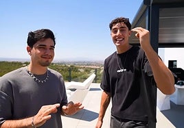 Plex anunció junto a Adrián, su editor, su visita a la localidad extremeña en un vídeo que se ha hecho viral.