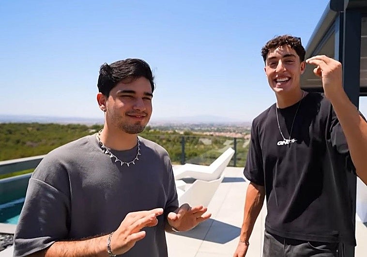 Plex anunció junto a Adrián, su editor, su visita a la localidad extremeña en un vídeo que se ha hecho viral.