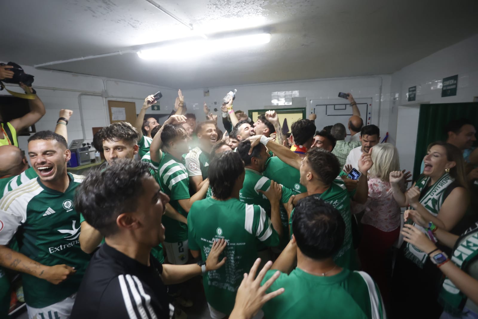 Fotos | El Cacereño estalla en júbilo con su ascenso a Primera RFEF