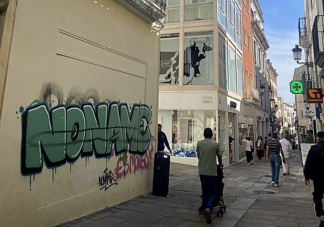 En la esquina, fachada del edificio situado en la esquina de Pintores con Moret.