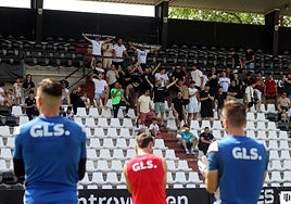 Aficionados apoyando a los jugadores en el último entreno antes del partido.
