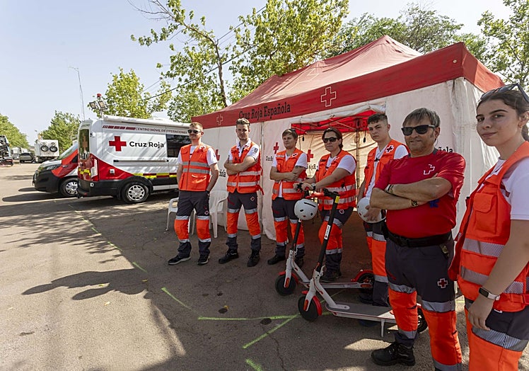Miembros de Cruz Roja en el puesto del recinto ferial.