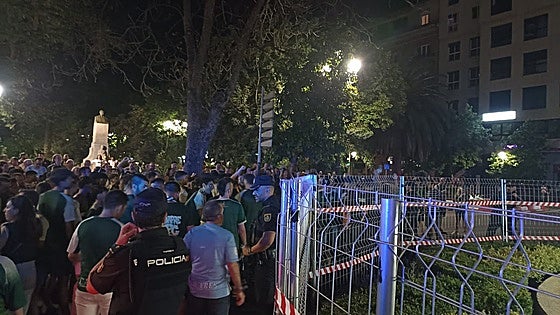 La noche tropical en la que los hinchas del Cacereño tomaron la Fuente Luminosa