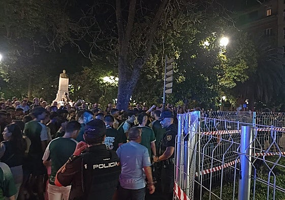 Vallas protegían la Fuente Luminosa de las celebraciones de aficionados del Cacereño.