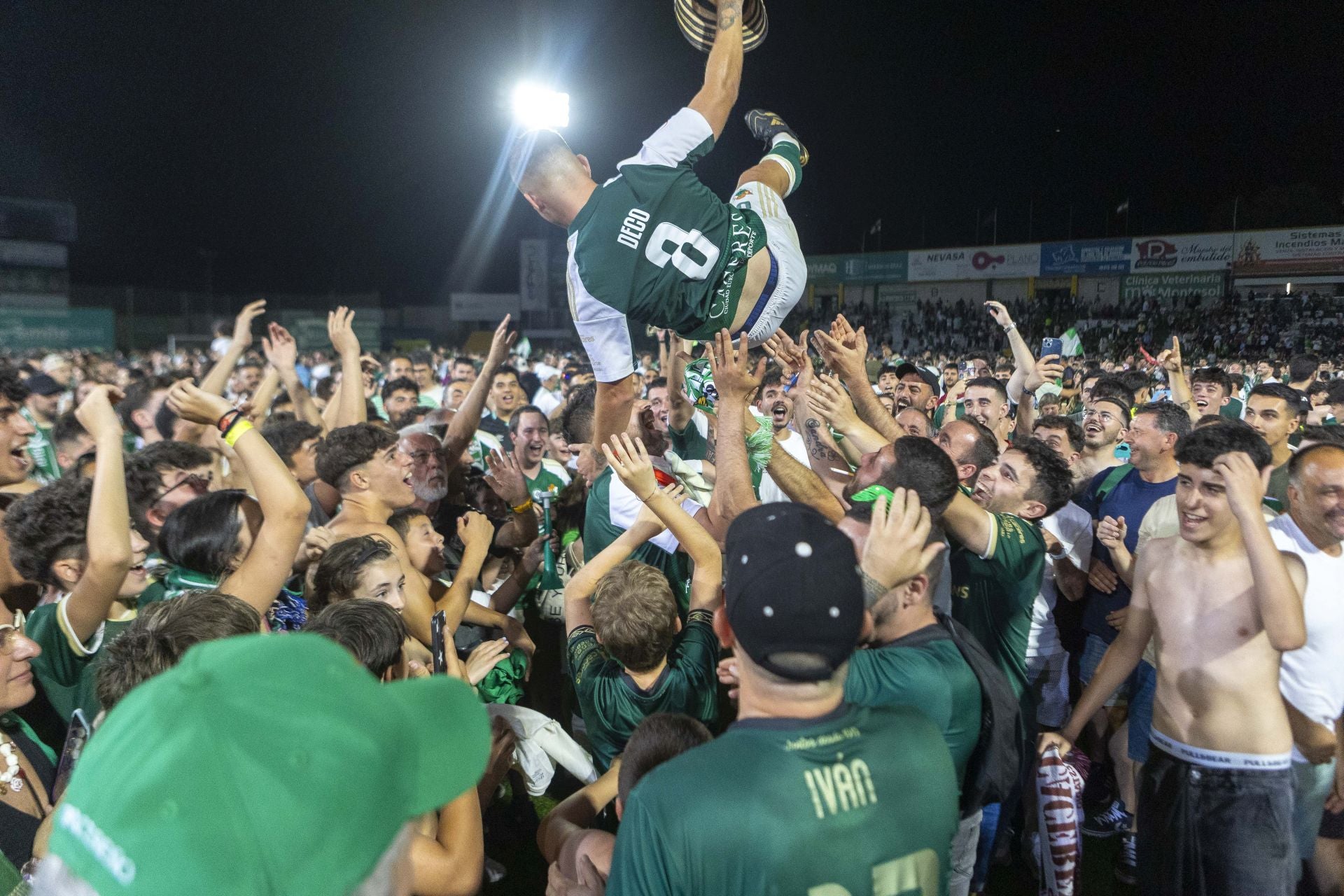 Fotos | El Cacereño estalla en júbilo con su ascenso a Primera RFEF