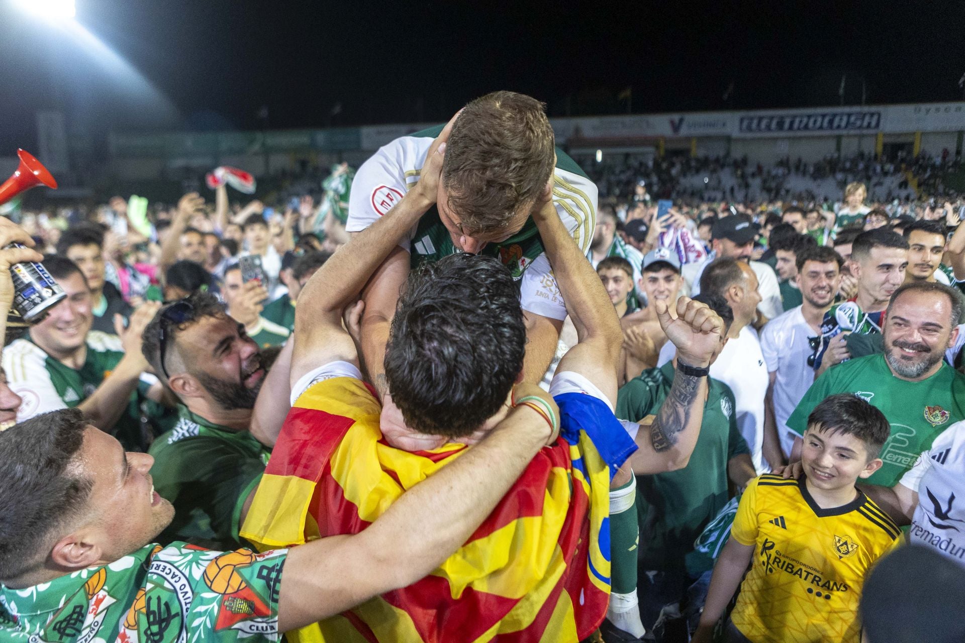 Fotos | El Cacereño estalla en júbilo con su ascenso a Primera RFEF