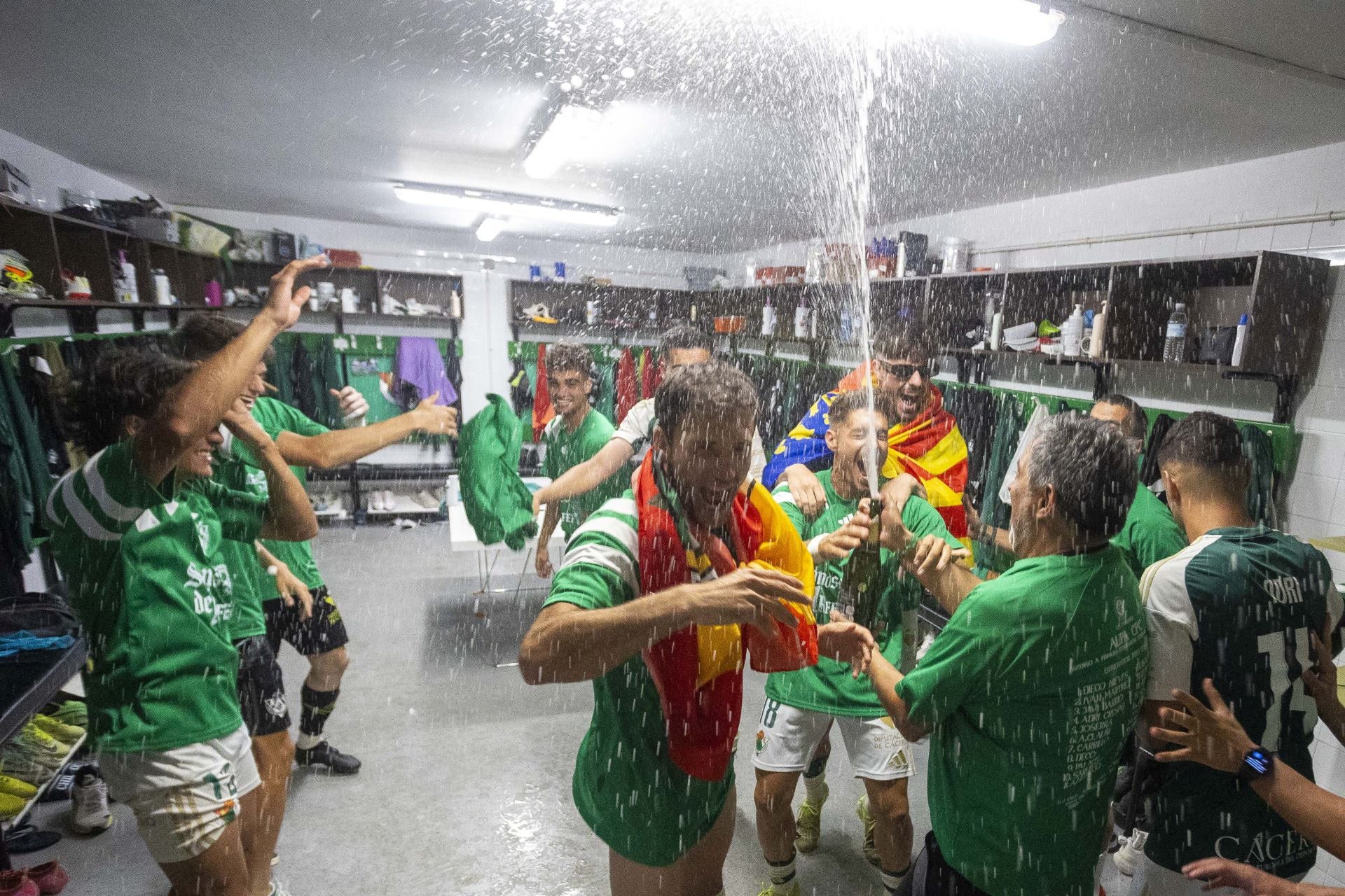 Fotos | El Cacereño estalla en júbilo con su ascenso a Primera RFEF