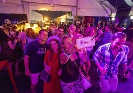 Imagen de personas disfrutando en una caseta del Recinto Ferial.