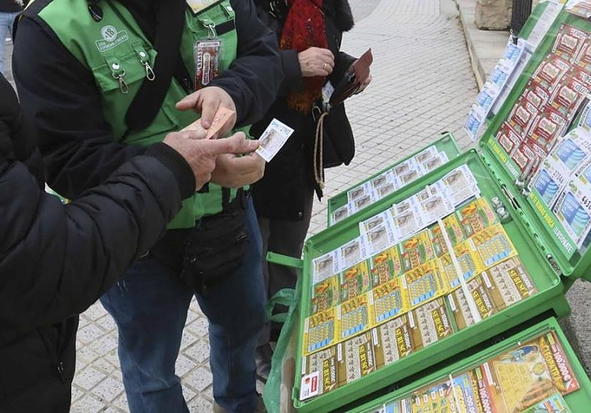 Imagen de archivo de un vendedor de la ONCE atendiendo a varios clientes.