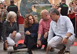 Victoria Bazaba, Ana Belén, Julio César Fuster y Carlos Lobo sobre el vinilo de cerámica en la calle.