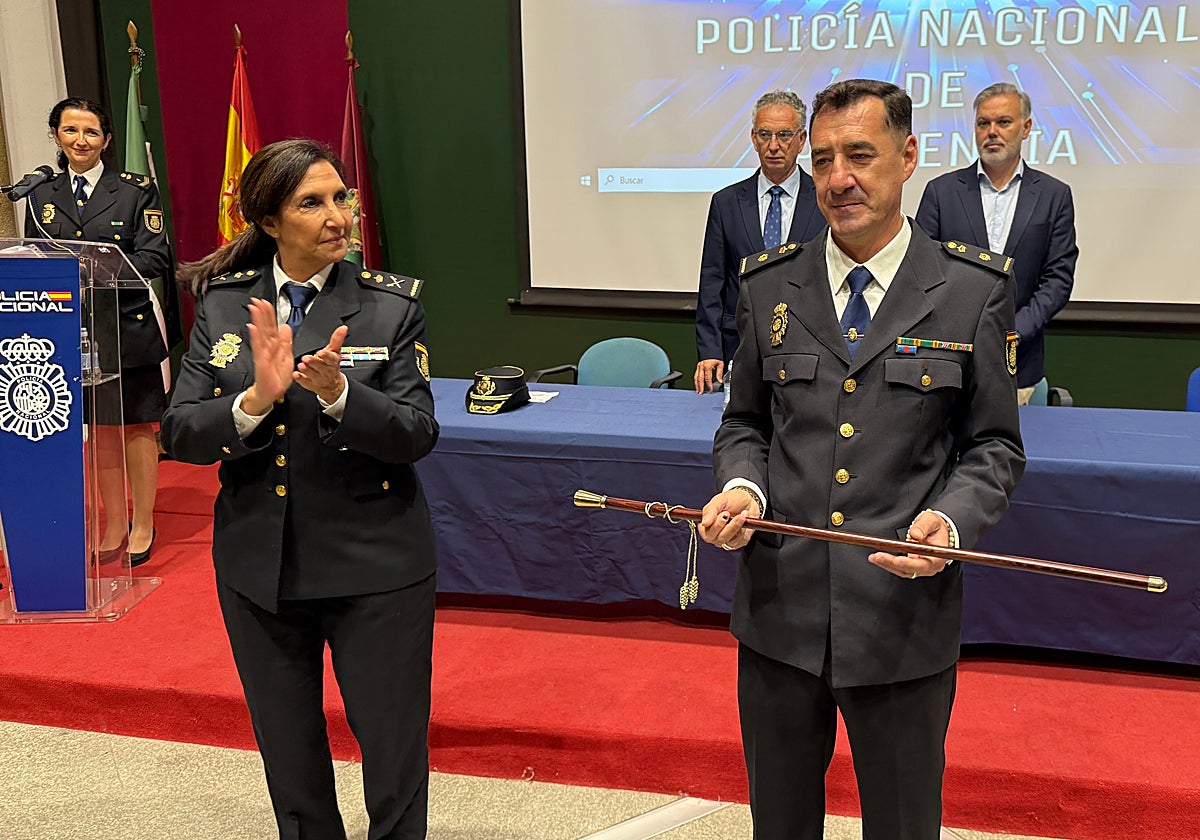 Juan Manuel de la Cruz, tras recibir el bastón de mando de la jefa superior de Policía de Extremadura.