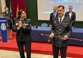 Juan Manuel de la Cruz, tras recibir el bastón de mando de la jefa superior de Policía de Extremadura.