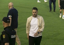 Sergi Guilló retirándose a vestuarios indignado con la actuación arbitral.