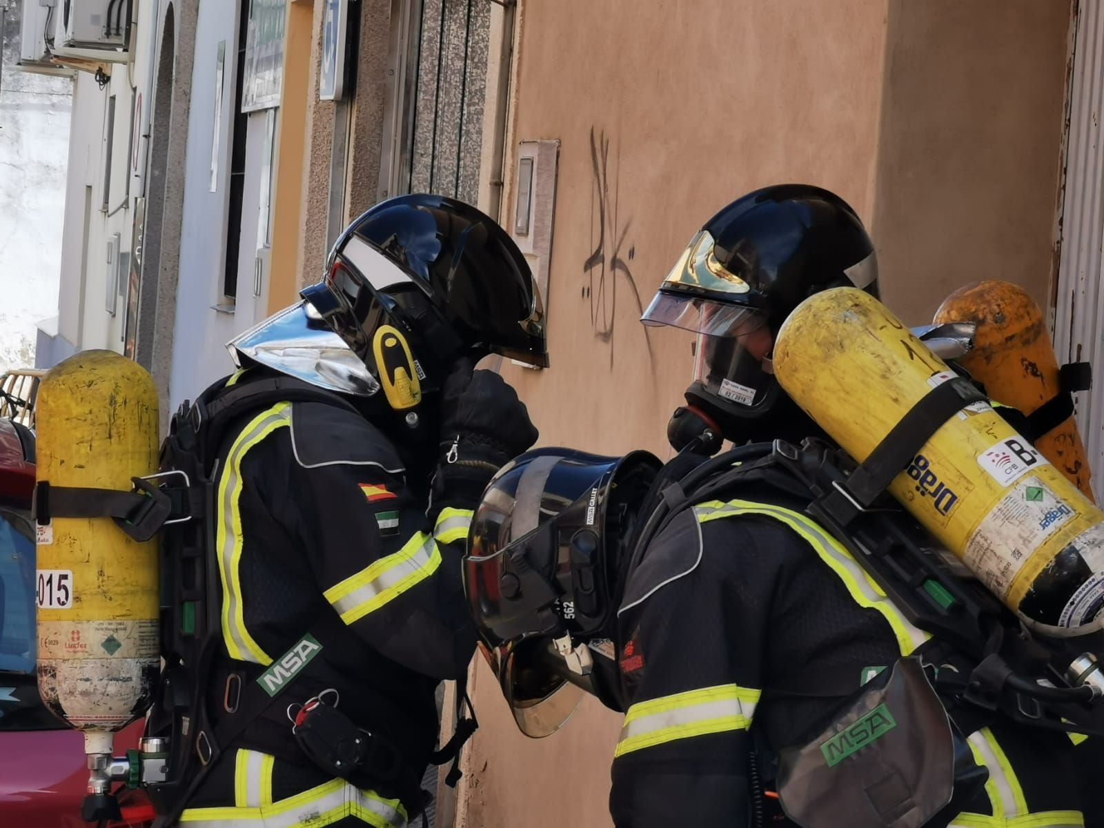 Los bomberos en una de sus intervenciones.