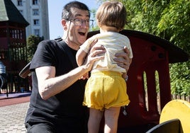 Niños con abuelos jugando en un parque infantil.