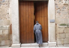 Un franciscano sin relación con los hechos accede al centro de Cruz Blanca en una imagen de archivo.