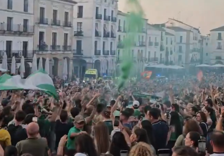 Así recibieron los aficionados del Cacereño a la 'Dragoneta'.