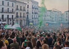 Así recibieron los aficionados del Cacereño a la 'Dragoneta'.