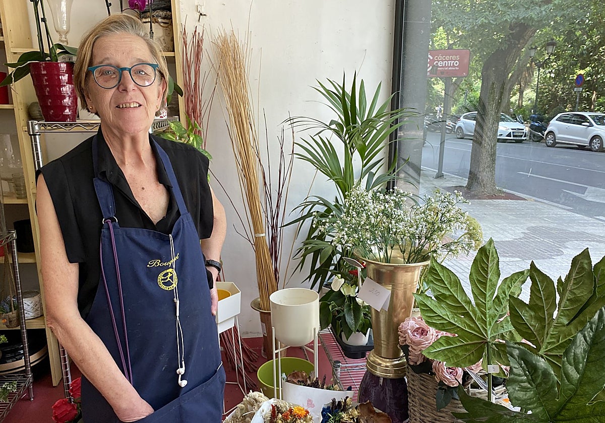 María Luisa González posa junto al escaparate de su floristería, en la avenida de España.