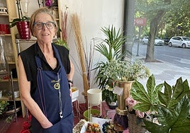 María Luisa González posa junto al escaparate de su floristería, en la avenida de España.